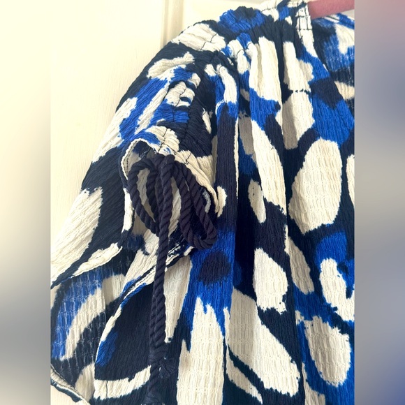 2/$25💕LOFT Floral Blue and White Women's Top - Picture 6 of 9